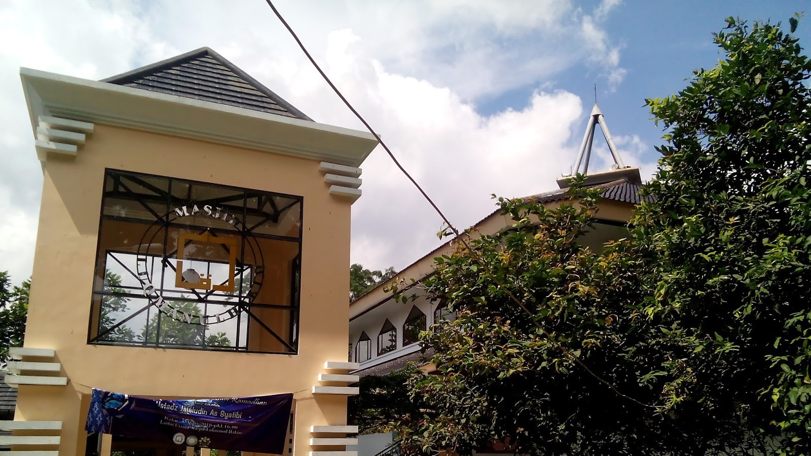 PENGELOLAAN KEUANGAN<br><span class="text-yellow-400">MASJID YANG AMANAH</span>